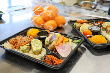 栄養たっぷりのお弁当とデザートのみかん