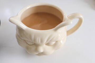 白猫のマグカップで飲むカフェラテ