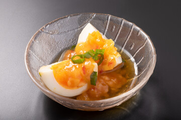 煮卵　チリソースかけ
