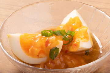 煮卵　チリソースかけ