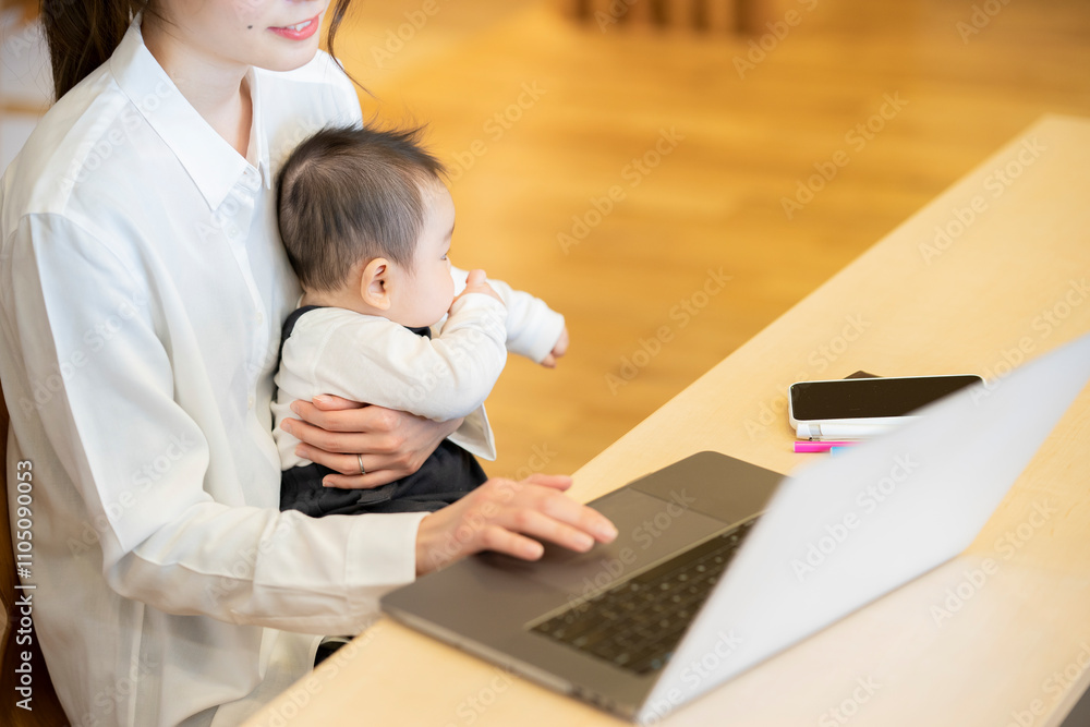 Wall mural ノートPCを操作するお母さんに抱えられる赤ちゃん