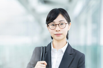 スーツを着て、緊張した表情をしている若い女性