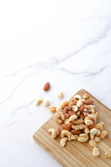 栄養たっぷりで健康に良いミックスナッツ（アーモンド、クルミ、カシューナッツ、マカダミアナッツ）
