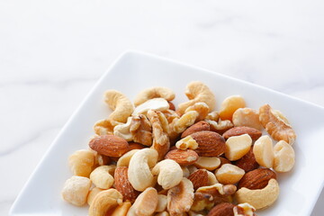 栄養たっぷりで健康に良いミックスナッツ（アーモンド、クルミ、カシューナッツ、マカダミアナッツ）
