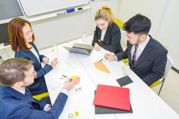 Fototapeta premium 会議室で話し合いをするビジネスパーソン