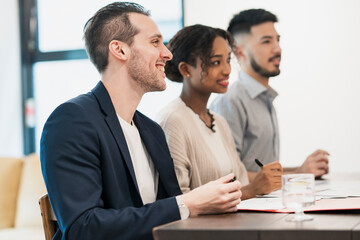 カジュアルな雰囲気のオフィス空間でミーティングするビジネスマンたち