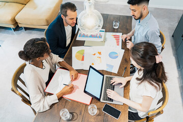 カジュアルな雰囲気のオフィス空間でミーティングするビジネスマンたち