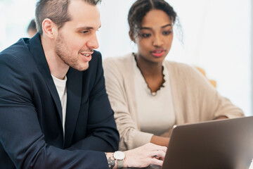 カジュアルな雰囲気のオフィス空間でミーティングするビジネスマンたち