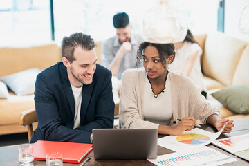 カジュアルな雰囲気のオフィス空間でミーティングするビジネスマンたち