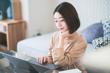 自宅でリモートワークする女性