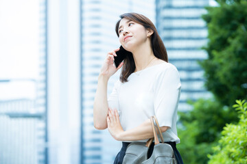 Fototapeta premium スマートフォンで電話する女性