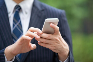 スマートフォンを使うビジネスマン
