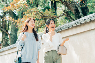 旅行をする女性二人組