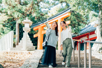 旅行をする女性二人組