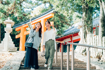 旅行をする女性二人組