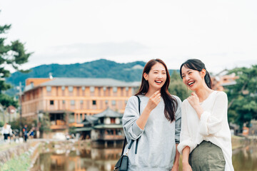 奈良旅行をする女性二人組
