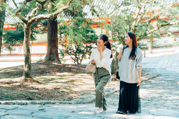 旅行をする女性二人組