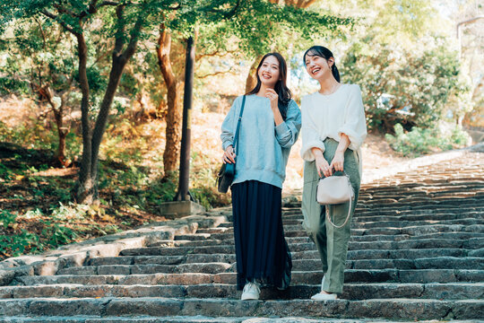 旅行をする女性二人組