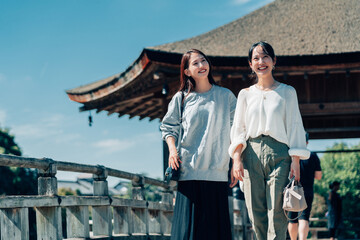 奈良を旅行する女性二人組