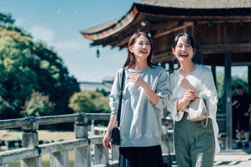 奈良を旅行する女性二人組