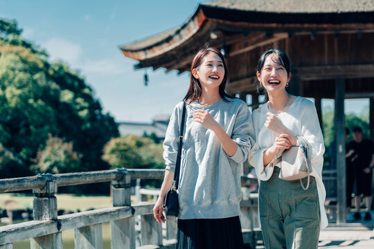 奈良を旅行する女性二人組