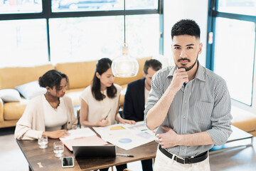 ビジネスマンと国際色豊かなビジネスチーム