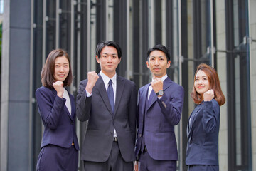 Obraz premium ビジネスシーン・4人のチーム・ガッツポーズ タイトル変更