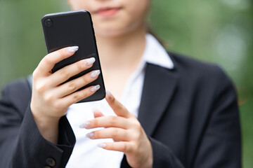 スマートフォンを操作するビジネスウーマン