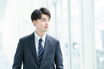 クールな表情の若手のビジネスパーソン 