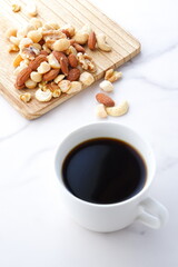 ミックスナッツ（アーモンド、クルミ、カシューナッツ、マカダミアナッツ）と、淹れたてのコーヒー
