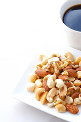 ミックスナッツ（アーモンド、クルミ、カシューナッツ、マカダミアナッツ）と、淹れたてのコーヒー
