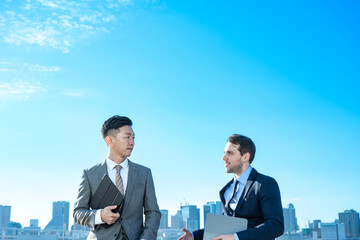 アジア系・ヨーロッパ系のビジネスマンたち