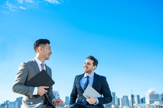 アジア系・ヨーロッパ系のビジネスマンたち