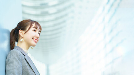 オフィスカジュアル姿の若い女性