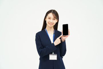 スマートフォンを持つスーツ姿の女性