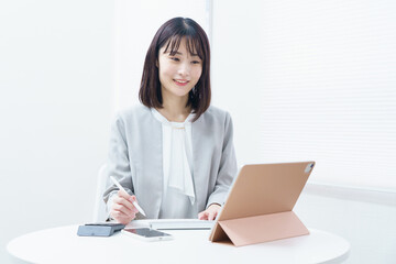 仕事をする女性