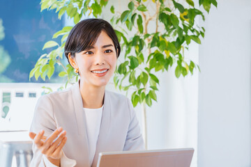 働く女性のイメージ（説明する女性）