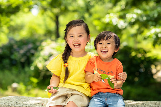 並んで座る子供