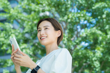 スマートフォンを手にする女性