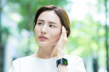 頭痛に悩む女性 