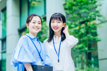 大学生・新入社員・若手の女性と社会人の先輩