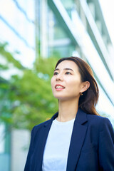 Fototapeta premium 屋外に立つビジネスウーマン