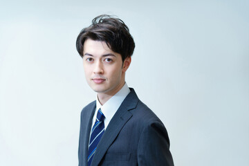 スーツ姿の若手ビジネスマン
