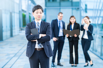 男性を中心としたビジネスチーム