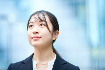 スーツ姿の若い女性