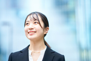 スーツ姿の若い女性