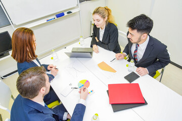 打ち合わせするビジネスパーソンたち