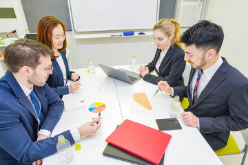 打ち合わせするビジネスパーソンたち