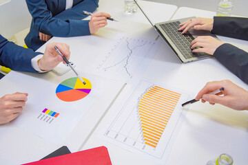 打ち合わせするビジネスパーソンたち