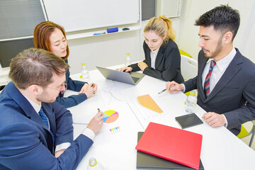 打ち合わせするビジネスパーソンたち